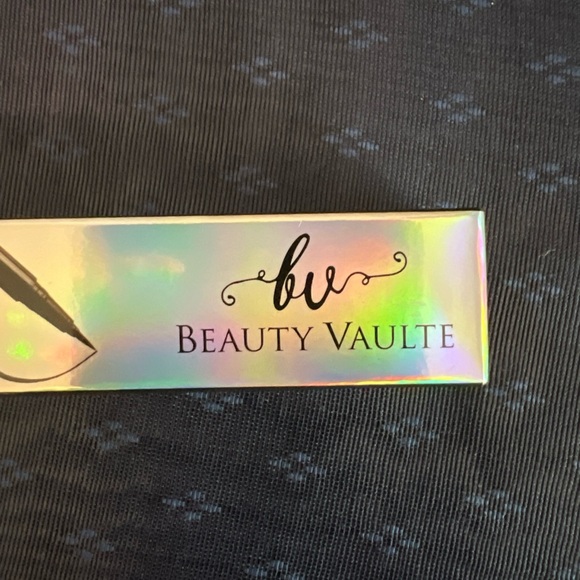 Beauty Vaulte Eyeliner • Black • 0.6 ML - Picture 2 of 8
